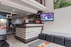 TV a/nebo společenská místnost v ubytování RedDoorz near Gedung Sate 2