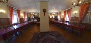 une chambre avec rangées de chaises et perche avec une croix sur celle-ci dans l'établissement Résidence SoAnSa du Gérardmer - Col de la Schlucht, à Soultzeren