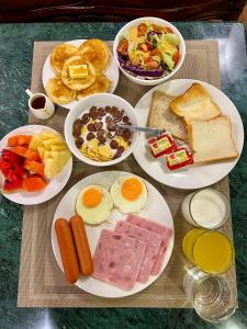 una mesa con platos de desayuno. en Siam Champs Elyseesi Unique Hotel en Bangkok