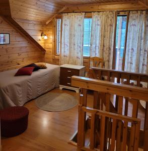 ブオカッティにあるVuokatin Aateli Herttuatarの木造キャビン内のベッド1台が備わるベッドルーム1室を利用します。