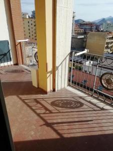 balcone di un edificio con vista sulla città di Lucy in the Sky a Nocera Inferiore
