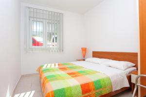Posteľ alebo postele v izbe v ubytovaní Apartments with a swimming pool Mastrinka, Ciovo - 11717 + 14 fotografií
