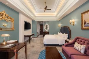 Hotel Hillock Ahmedabad的电视和/或娱乐中心