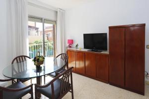 A television and/or entertainment centre at AT096 Piscina privada, barbacoa, wifi, 900m de la playa
