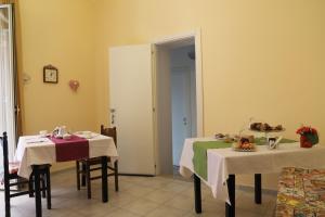 una habitación con 2 mesas y 2 sillas con comida. en Night & Day, en Ragusa