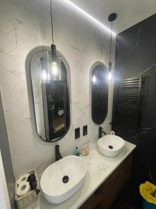 - Baño con 2 lavabos y 2 espejos en Katowice Gallery Center, en Katowice