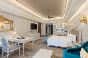 Hotel Hillock Ahmedabad的电视和/或娱乐中心