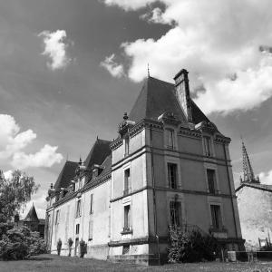 a black and white photo of an old building at Chambres d'Hôtes Bienvenue in LʼAbsie