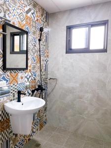 潮州鎮的住宿－八號民宿，一间带水槽和镜子的浴室