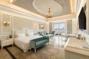 Hotel Hillock Ahmedabad客房内的一张或多张床位