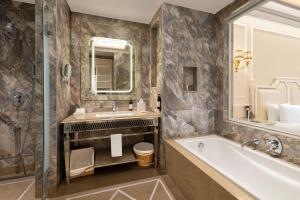 Hotel Hillock Ahmedabad的一间浴室