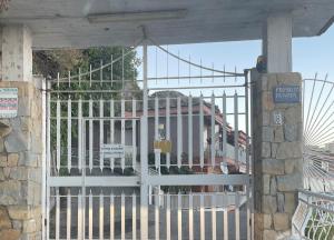 una puerta con una valla blanca delante de un edificio en Arco Apartment - Vietri sul Mare, en Vietri