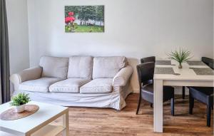 a living room with a couch and a table at Cozy Apartment In Passow Ot Charlottenho With Kitchen in Zahren