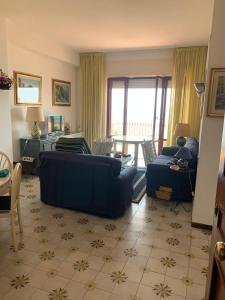 una sala de estar con 2 sofás azules y una mesa. en Arco Apartment - Vietri sul Mare, en Vietri