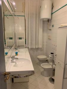 y baño con lavabo y aseo. en Arco Apartment - Vietri sul Mare, en Vietri