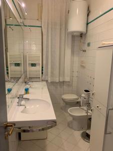 - Baño con 2 lavabos y aseo en Arco Apartment - Vietri sul Mare, en Vietri