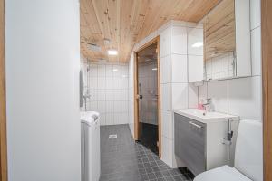 Koupelna v ubytování Levillas Martinmutka A & B + 45 fotografií