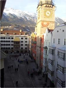 een klokkentoren in het midden van een stad bij Blick aufs Goldene Dachl in Innsbruck