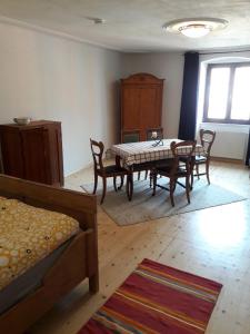 een kamer met een tafel en stoelen en een eetkamer bij Blick aufs Goldene Dachl in Innsbruck