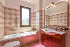 y baño con bañera, lavabo y aseo. en Apartamento Vacanze Oleandro, en Olmedo