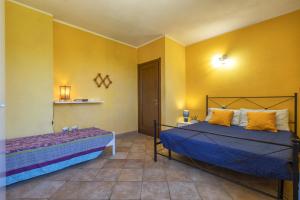 2 letti in una camera con pareti gialle di Apartamento Vacanze Oleandro a Olmedo