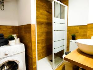 een badkamer met een wasmachine en een wastafel bij Green Palms Holiday Home in Playa del Inglés
