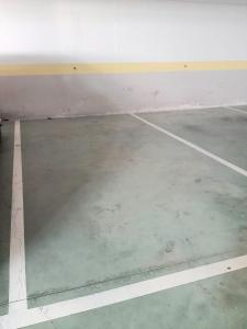 ein leeres Zimmer mit Tennisplatz in der Unterkunft Loyos - Playa Grande Miño in Miño