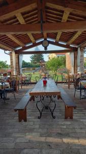 een picknicktafel en banken onder een paviljoen bij Casale Papa Country Village in Loreto