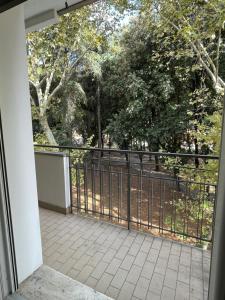 un balcón abierto con una valla y árboles en Venice Hub en Mestre