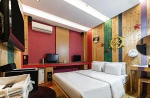 um quarto de hotel com uma cama e uma televisão em Nine Star Hotel em Seul