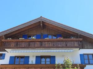 una casa con balcón en la parte superior en Ferienwohnung in Lechbruck am See im schönen Allgäu, nahe Füssen nur 300 m vom See, en Lechbruck