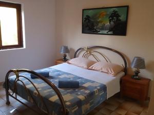 een slaapkamer met een bed met een blauw dekbed bij Secluded fisherman's cottage Cove Dragisina, Kornati - 12150 in Pristanišće