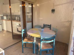 una pequeña cocina con mesa y sillas en una habitación en Avignon : Appartement le in et off, en Aviñón