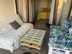 - un salon avec un canapé et une table basse dans l'établissement Avignon : Appartement le in et off, à Avignon