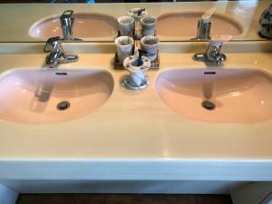 two sinks on a bathroom counter with two sinksyss at Cool-Villa 飛騨リゾート in Hida +50 photos