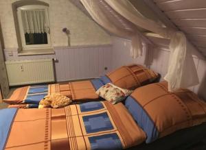 two twin beds in a room with a room with at Gemütliche 3 Raum Wohnung im Dachgeschoss in Ehrenfriedersdorf