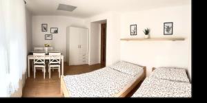 Postel nebo postele na pokoji v ubytování Plně vybavený apartmán na úpatí Jizerských hor