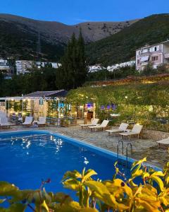 una piscina con sillas y un complejo en Itaka Hotel Lukova, en Lukovë