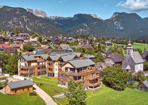 z góry widok na miasto z domami i górami w obiekcie die Tauplitz Lodges - Alm Lodge A5 by AA Holiday Homes w mieście Tauplitz