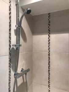 una doccia con una porta in vetro in un bagno di Vaste Chambre Privée proche du Centre de Rennes a Rennes