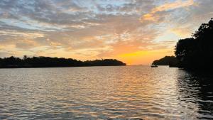 ベントータにあるHotel Nilwalaの湖に沈む夕日 +2枚の写真