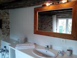DonnazacにあるGites Les Vents Bleusの洗面台と鏡のあるバスルーム +11枚の写真
