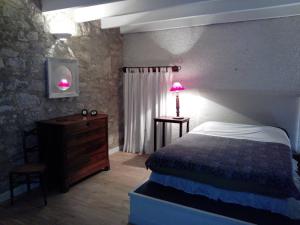 DonnazacにあるGites Les Vents Bleusのベッドルーム1室(ベッド1台、ドレッサー、ランプ付)