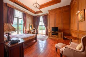 TV a/nebo společenská místnost v ubytování Chateau de Khaoyai Hotel & Resort