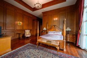 Postel nebo postele na pokoji v ubytování Chateau de Khaoyai Hotel & Resort