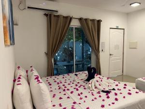Postel nebo postele na pokoji v ubytování Lagoon Villa Maldives
