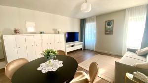 - un salon avec une table et un canapé dans l'établissement The Rooster Apartments, à Kojsko