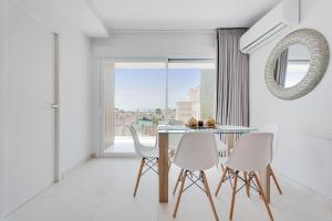 a dining room with a table and chairs and a window at Doris 2 in Gandía