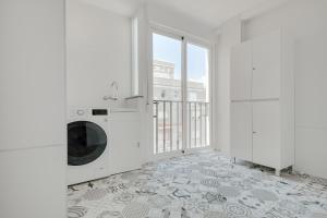 a white laundry room with a washing machine at Doris 2 in Gandía