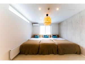 um quarto com uma cama grande e uma janela em Terrace Toyohira / Vacation STAY 81233 em Sapporo